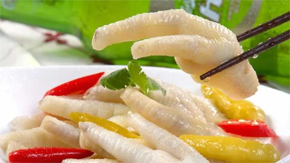 泡椒鳳爪塑料保鮮盒包裝機：鎖住美味，保鮮每一刻